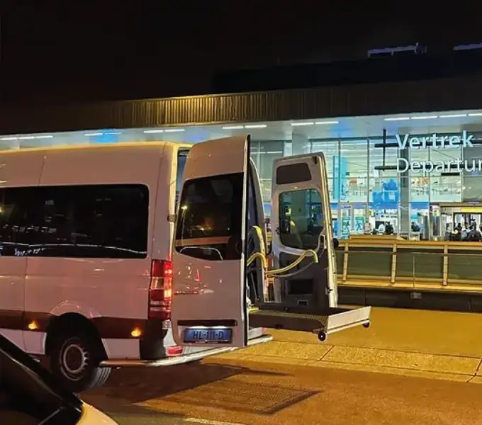 Rolstoelbus bij Schiphol voor reizigers uit Volendam